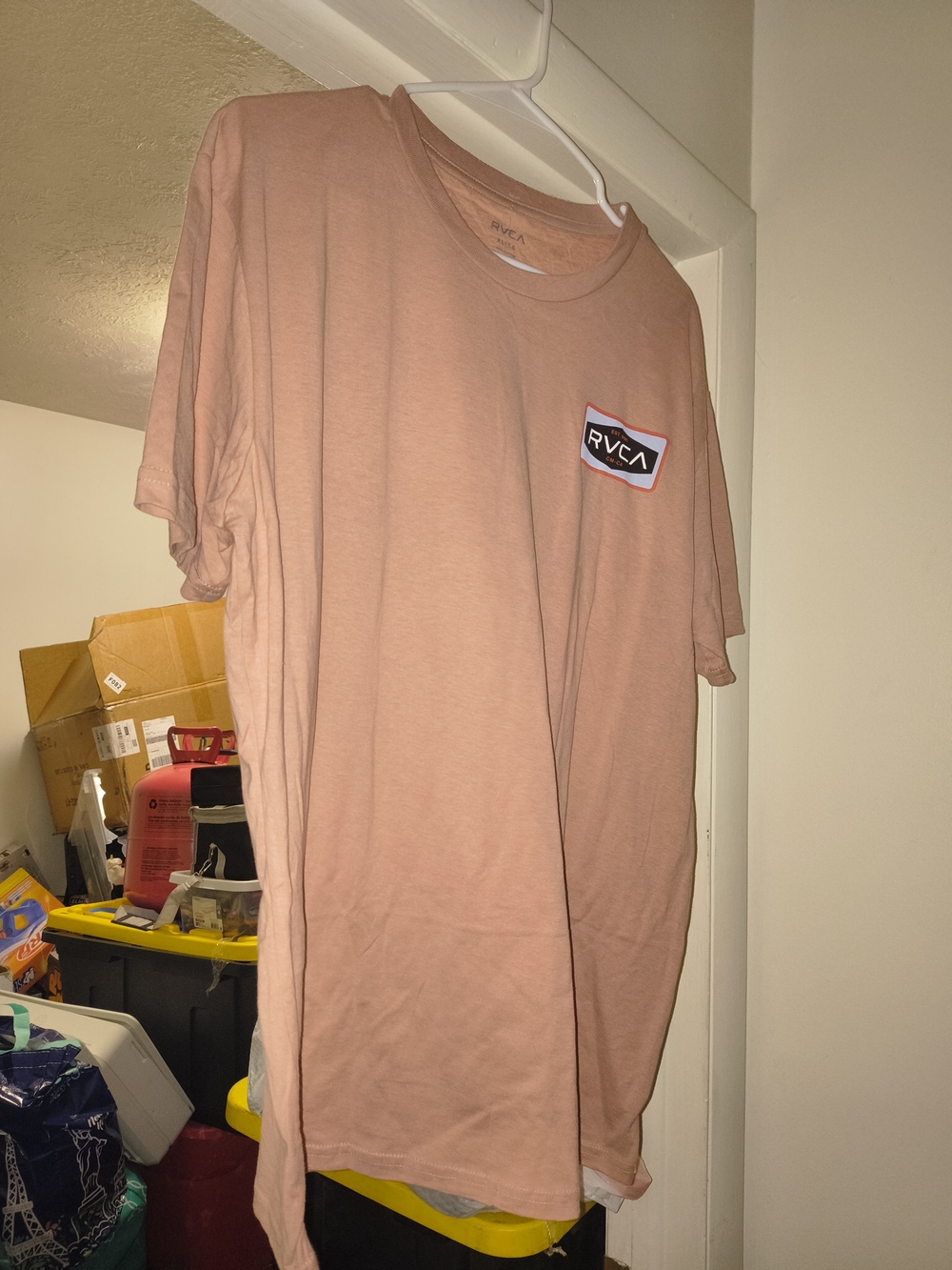 New RVCA Men’s Dusty Rose Short Sleeve Tee with Chest Patch Logo NWT XL